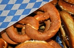 Brezel mit Serviette im bayrischen Rautenmuster